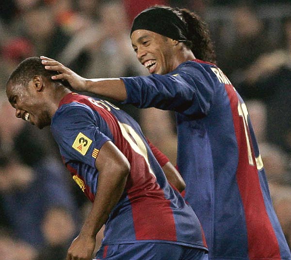 [Etoo+y+Ronaldinho+-+Reuters.jpg]