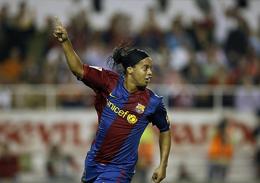 [Ronaldinho+gol+al+Sevilla+-+Reuters.jpg]