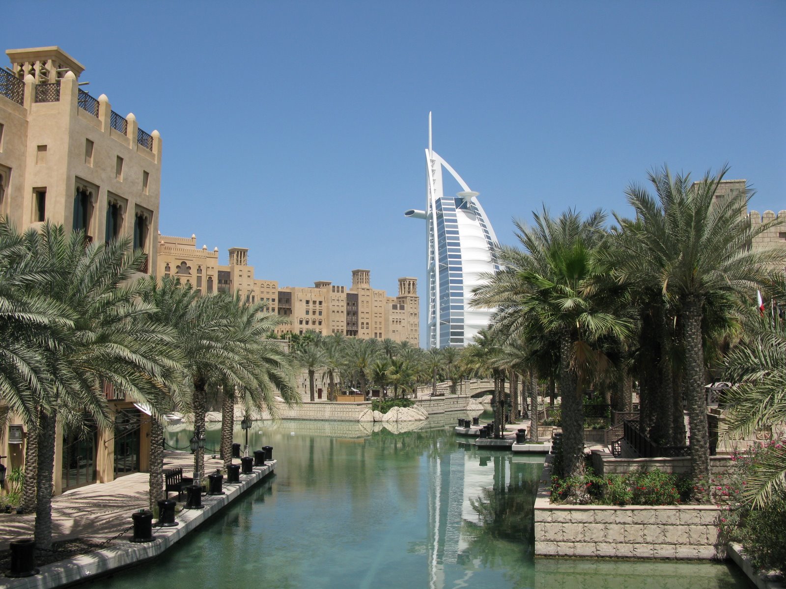 [Hotel+Burj+Al+Arab+terlihat+dari+Medina+Al+Jumeira.JPG]