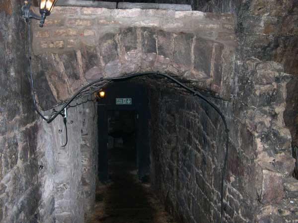 [33834-Underground-Edinburgh-Vaults-0.jpg]