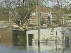 [Uruguay+flooding+man+on+house.jpg]