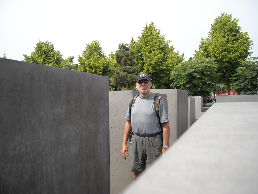 [holocaust-memorial-berlin.JPG]