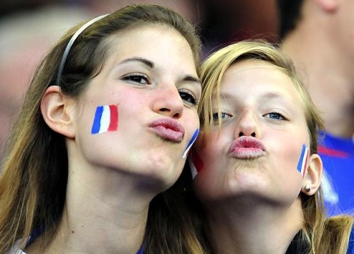 [french-girls-kissing-500x359.jpg]