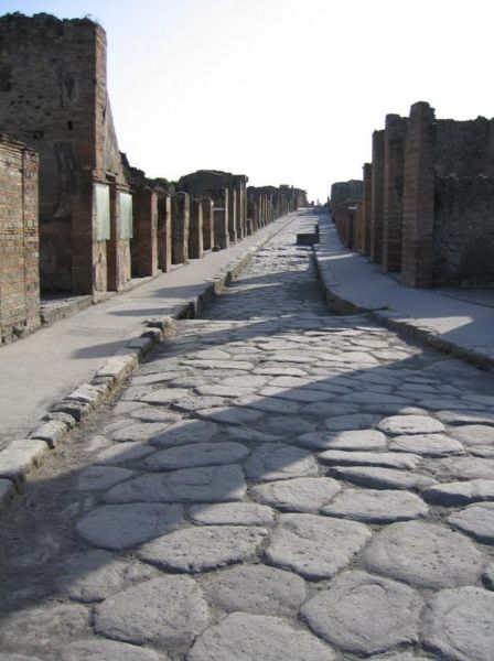 [448px-PompeiiStreet.jpg]