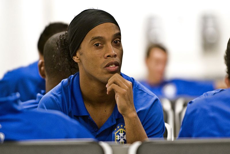 [800px-Ronaldinho_bored.jpg]