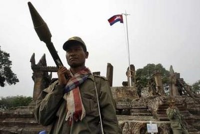 [080718a+-+05+Khmer+troops+(Reuters).jpg]