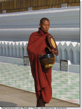 [Myanmar-birmanie-moine-bouddhiste-bonze.jpg]