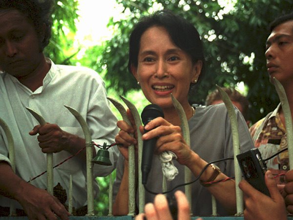 [Aung+San+Suu+Kyi+schÃ Â¶n+1995+Mikro+vor+Haus.jpg]