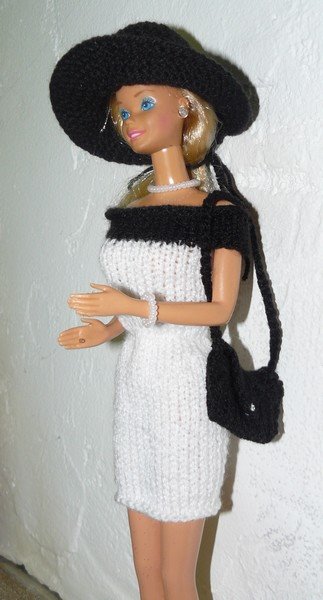 [barbie,robe+noire+et+blanche+de+profil.jpg]
