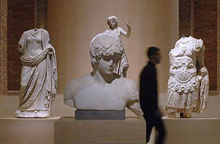 Busto de Antinoo entre dos esculturas de Segóbriga