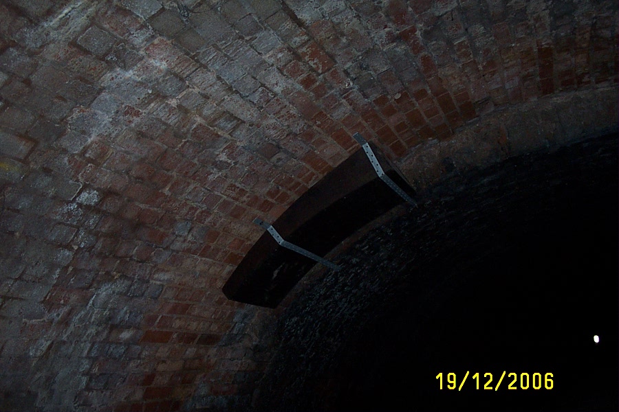 [Dec+2006+012+Bat+box,+Saddington+Tunnel.jpg]