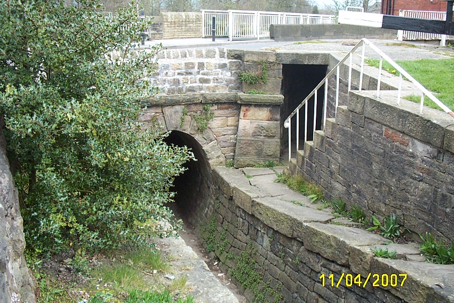 [April+2007+092+Twin+tunnels+under+Posset+Bridge.jpg]