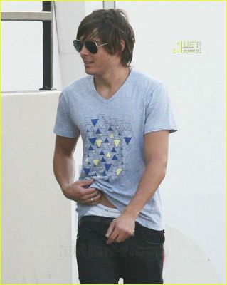 [normal_zac-efron-low-rise-jeans-01.jpg]