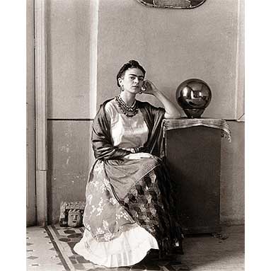 [manuel_alvarez_bravo_Frida+Kahlo+in+MAB+Studio+1930.jpg]
