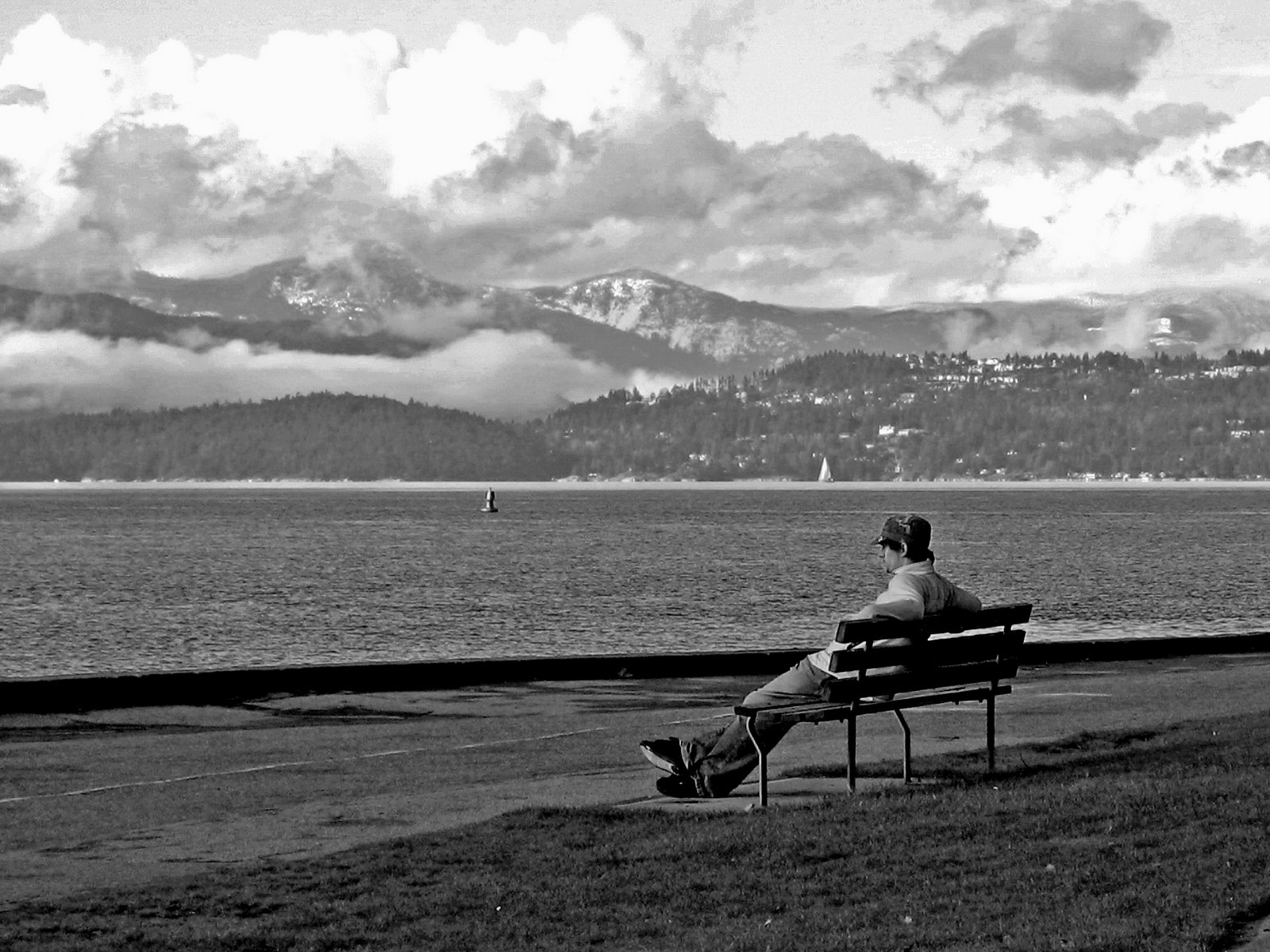 [man+on+bench+by+sea.jpg]