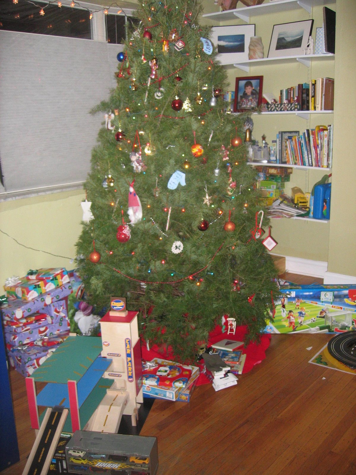 [Tree+after+Santa+arrived.jpg]