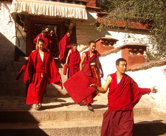 [TIBETAN+monks.jpg]