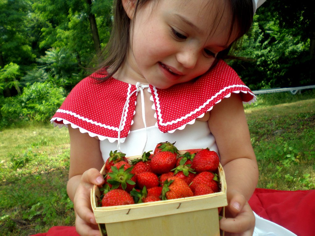 [holding+strawberries.jpg]