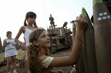 [israel_lebanon_war_israeli_children_signing_missiles_israeli_children_.jpg]