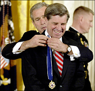 [paul_bremer_receives_medal_2004_12_14_a.jpg]
