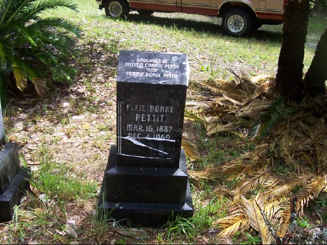 [Effie+Doane+Pettit+at+Laurel+Grove+Cemetery,+Florida.jpg]