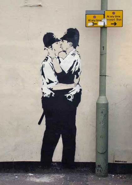 [banksy-kissing-policemen.jpg]