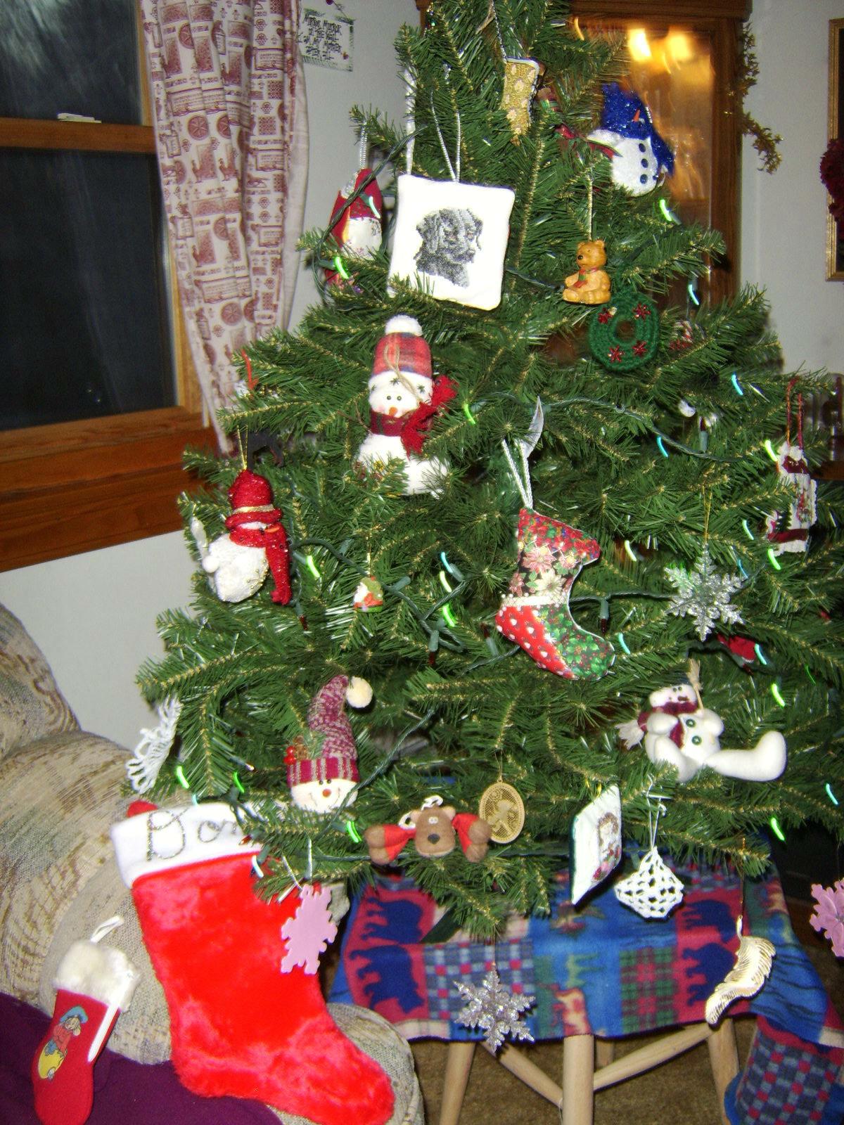 [Christmas+Tree+2007+with+handmade+ornaments.jpg]