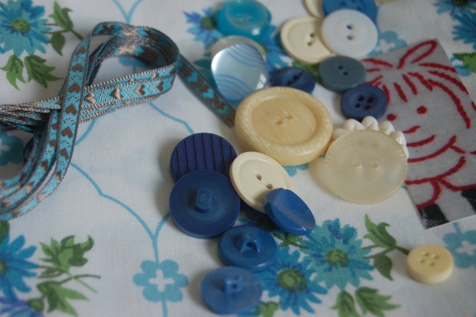 [Kirsty+buttons+and+fabric.JPG]