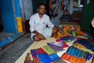 [silk+weaver+swamimalai.jpg]