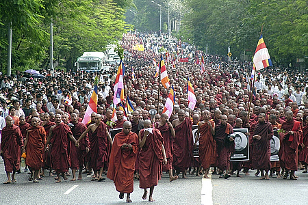 [Burmese+monks+demonstration.jpg]