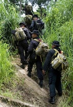 [080718+-+001+New+Thai+troops++(AP).jpg]