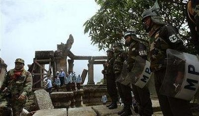 [080719+-+10+Khmer+soldiers+(Reuters).jpg]