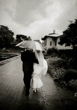 [hwang_08_couple-in-rain_350.jpg]