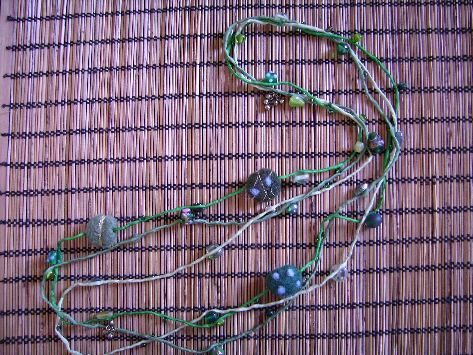 [green+necklace+1_1.JPG]
