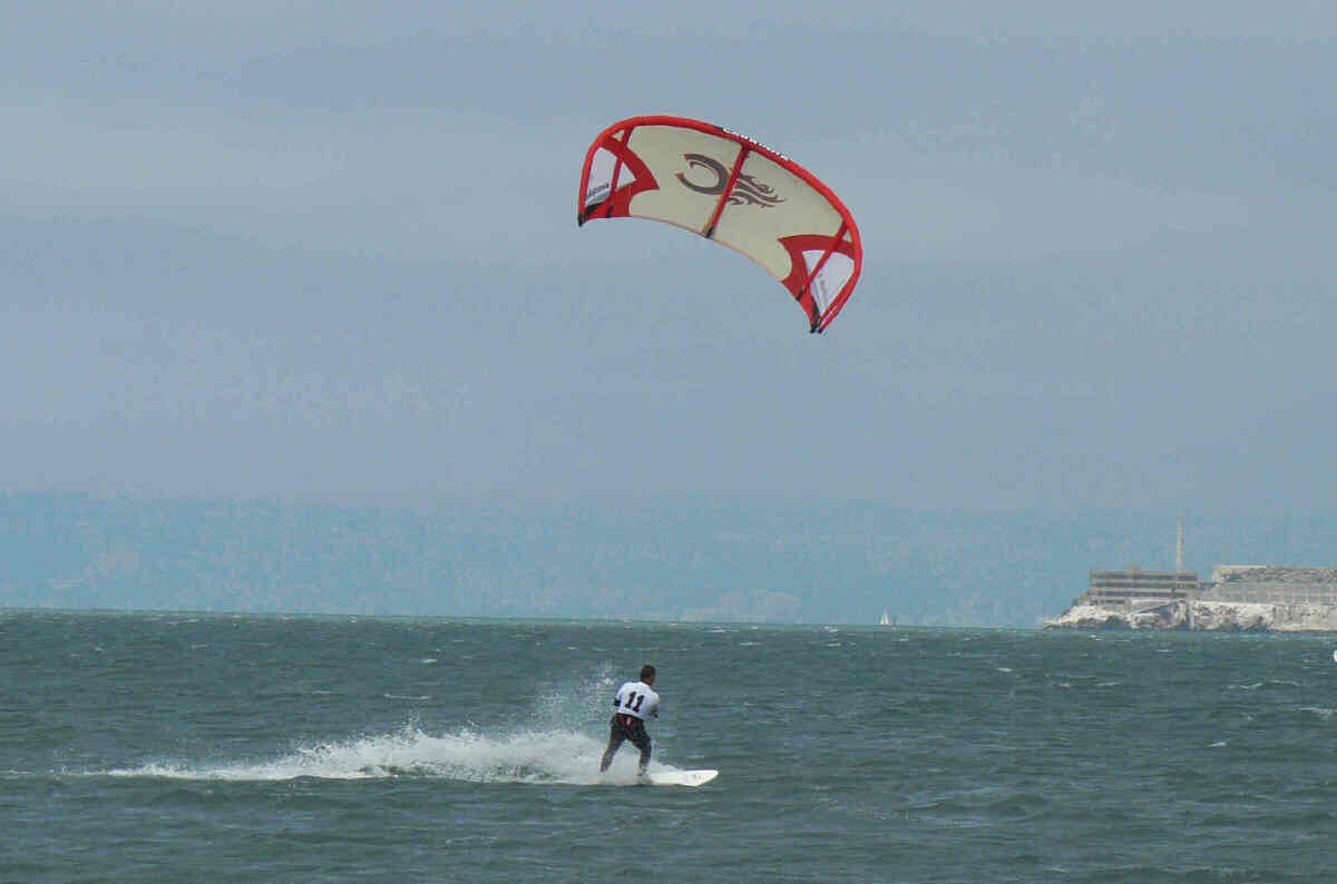 [48+kiteboarder+downwind.jpg]