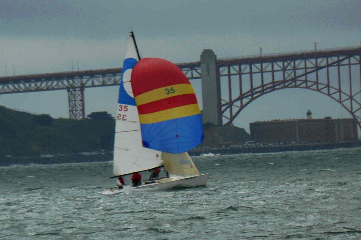 [11+race+boat+w+kite.jpg]