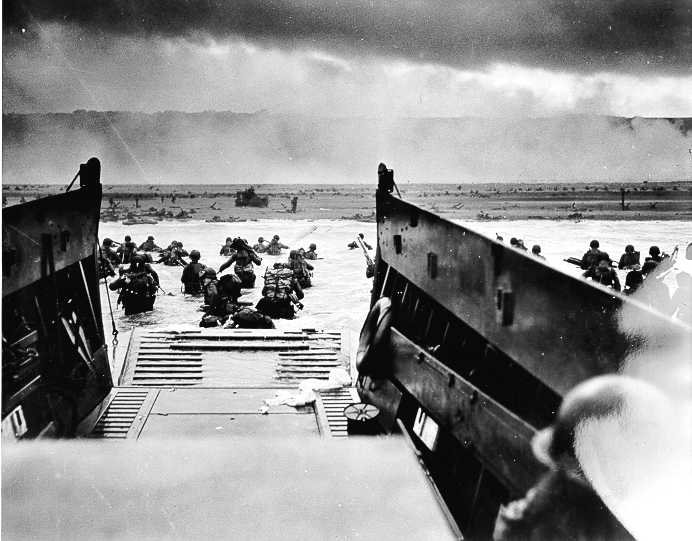 [D-Day+Troops+Wading+Ashore.jpg]