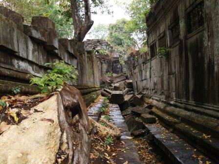 [Cambodia+-+Old+Temple+inside.JPG]