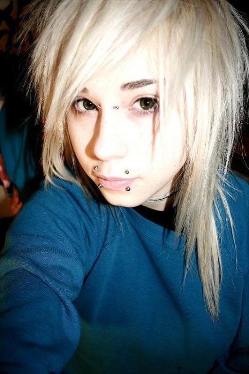 emo girl and piercing, short emo hairstyle, piercing emo girl hairstyle, clasical blonde emo hairstyle, white emo hairstyle, trend emo hairstyle 2009, trend emo girl hairstyle in 2009