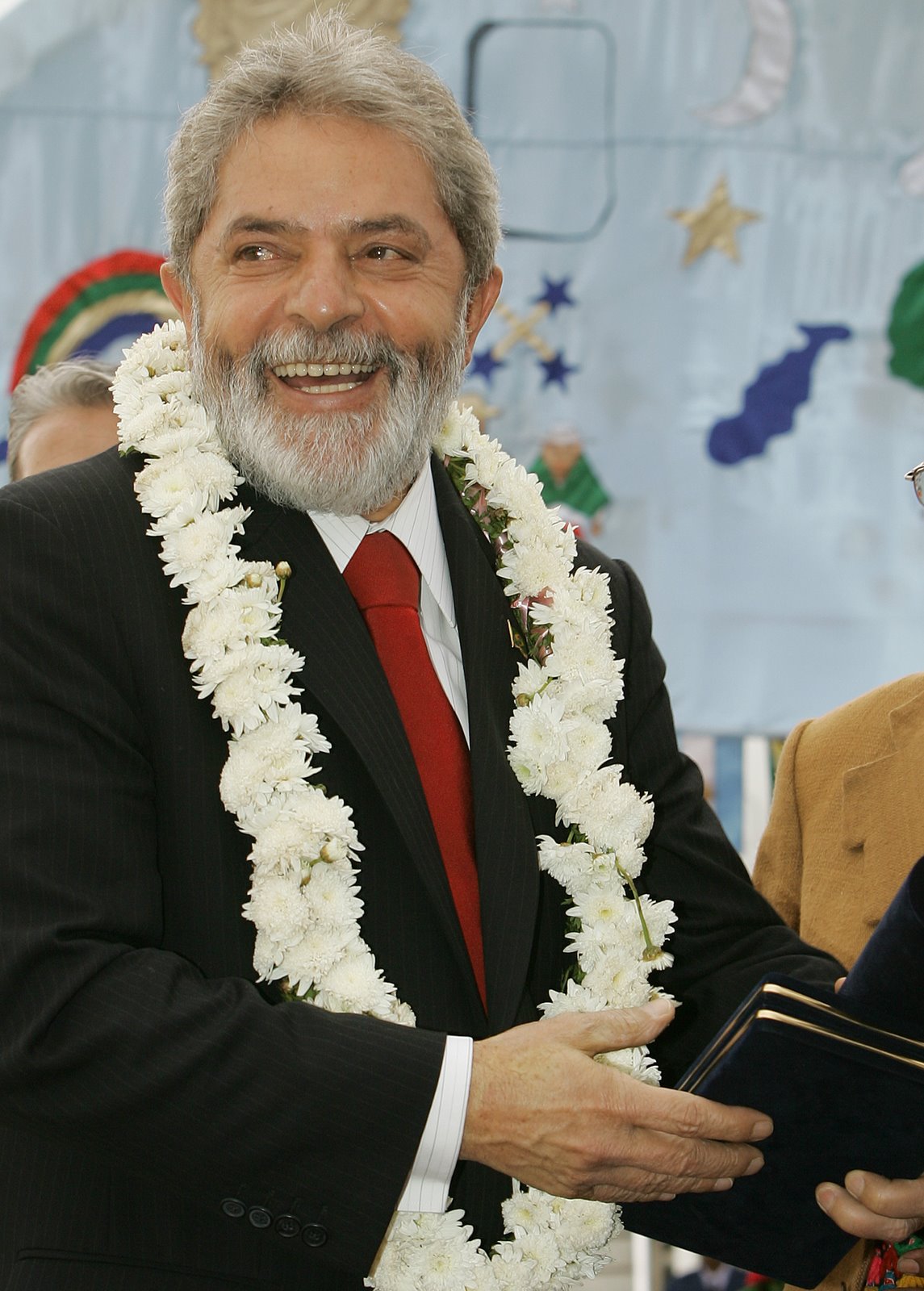 [Presidente+Lula+recebe+as+chaves+da+cidade+de+Cochabamba,+na+chegada+para+a+II+Reunião+de+Chefes+de+Estado+e+de+Governo+dos+Países+da+Comunidade+Sul-Americana+de+Nações+(CASA).jpg]