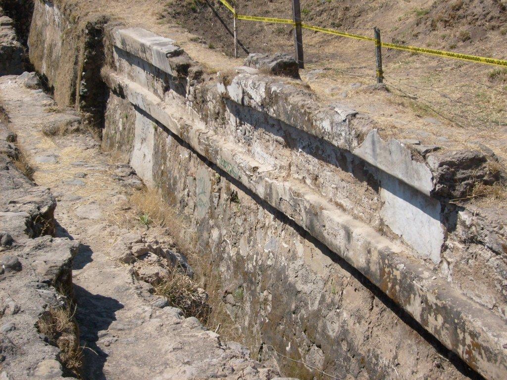 Muro de talud y tablero de la Estructura I del Ixtépete.