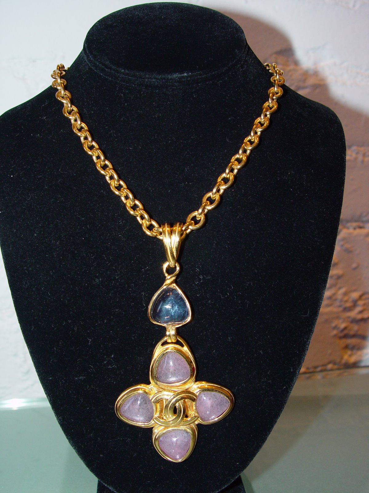 [CHANEL+GOLD+LINK+NECKLACE+WITH+POURED+GLACE+LILAC+HUED+MEDAILON+SPRNG+1996.JPG.JPG]