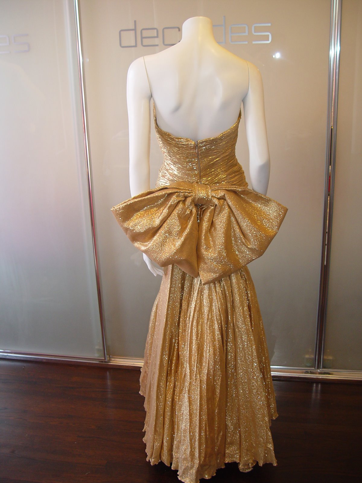 [VICKY+TIEL+EARLY+80S+GOLD+LAME+STRAPLESS+GOWN+WITH+EXAGERRATED+BOW+AND+REMOVABLE+ARM+STRAPS.JPG+(3).JPG]