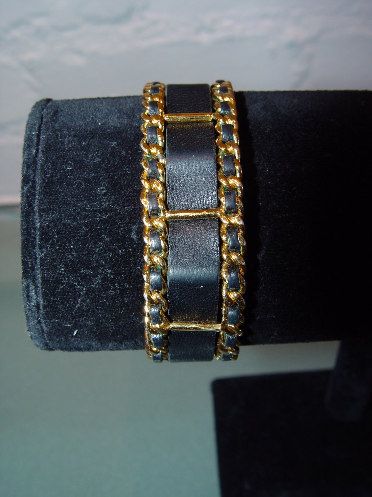[CHANEL+COLLECTION+26+WOVEN+LEATHER+AND+GOLD+CHAIN+CUFF.JPG.JPG]