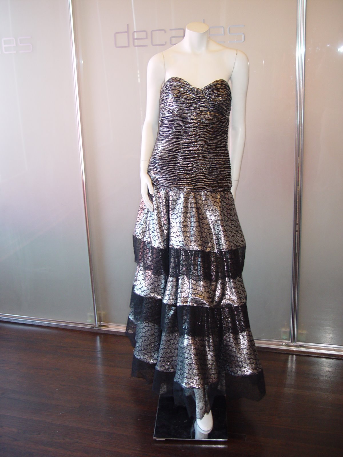 [VALENTINO+BOUTIQUE+EARLY+80S+RUCHED+METALLIC+STRAPLESS+GOWN+WITH+TIERED+METALLIC+AND+LACE+TRIM+SKIRT+INCLUDING+DETAILS.JPG.JPG]