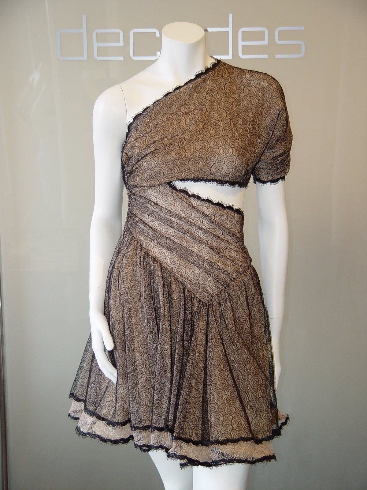 [GEOFFREY+BEENE+NUDE+CHIFFON+WITH+LACE+OVER+LAY+ONE+SHOULDER+CUT+OUT+DRESS+SIZE+4+C+EARLY+90S.JPG.JPG]