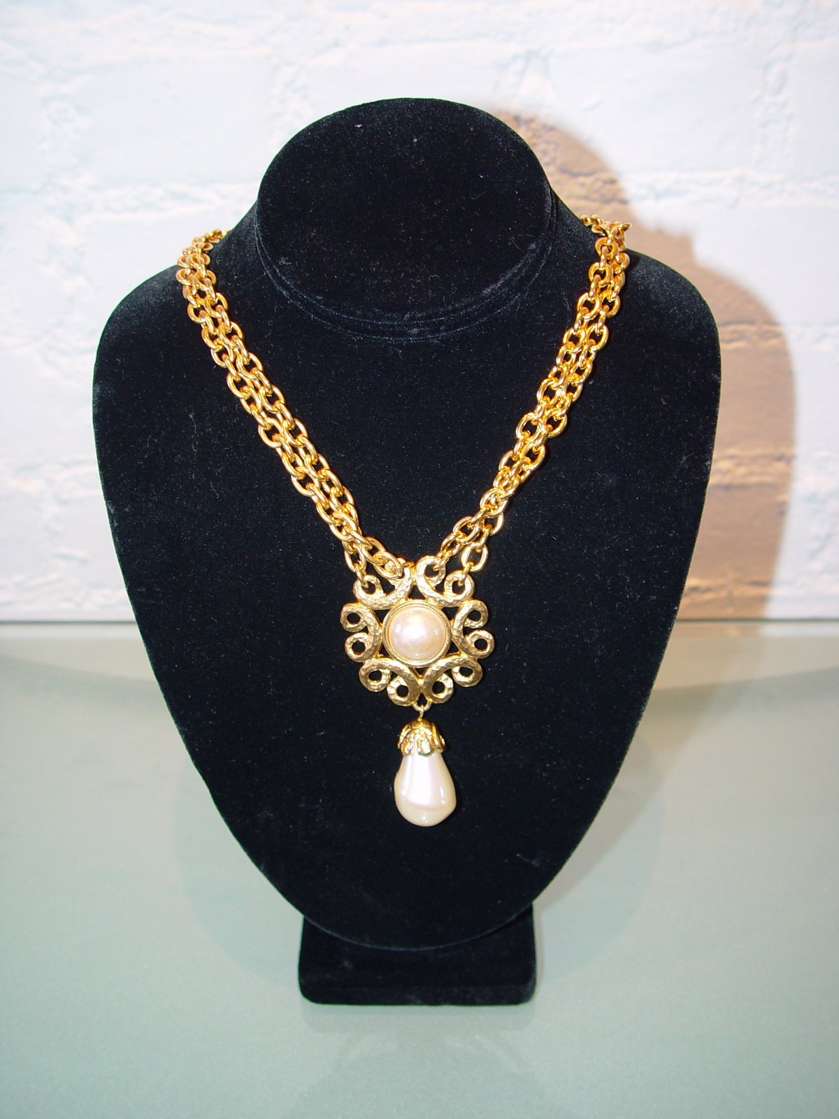 [YSL+80S+GOLD+LINK+NECKLACE+WITH+PEARL+DROP.JPG.JPG]