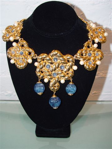 [VALENTINO+EARLY+80S+GOLD+NECKLACE+WITH+BLUE+STONES+AND+COORDINATING+BRACELET.JPG.JPG]