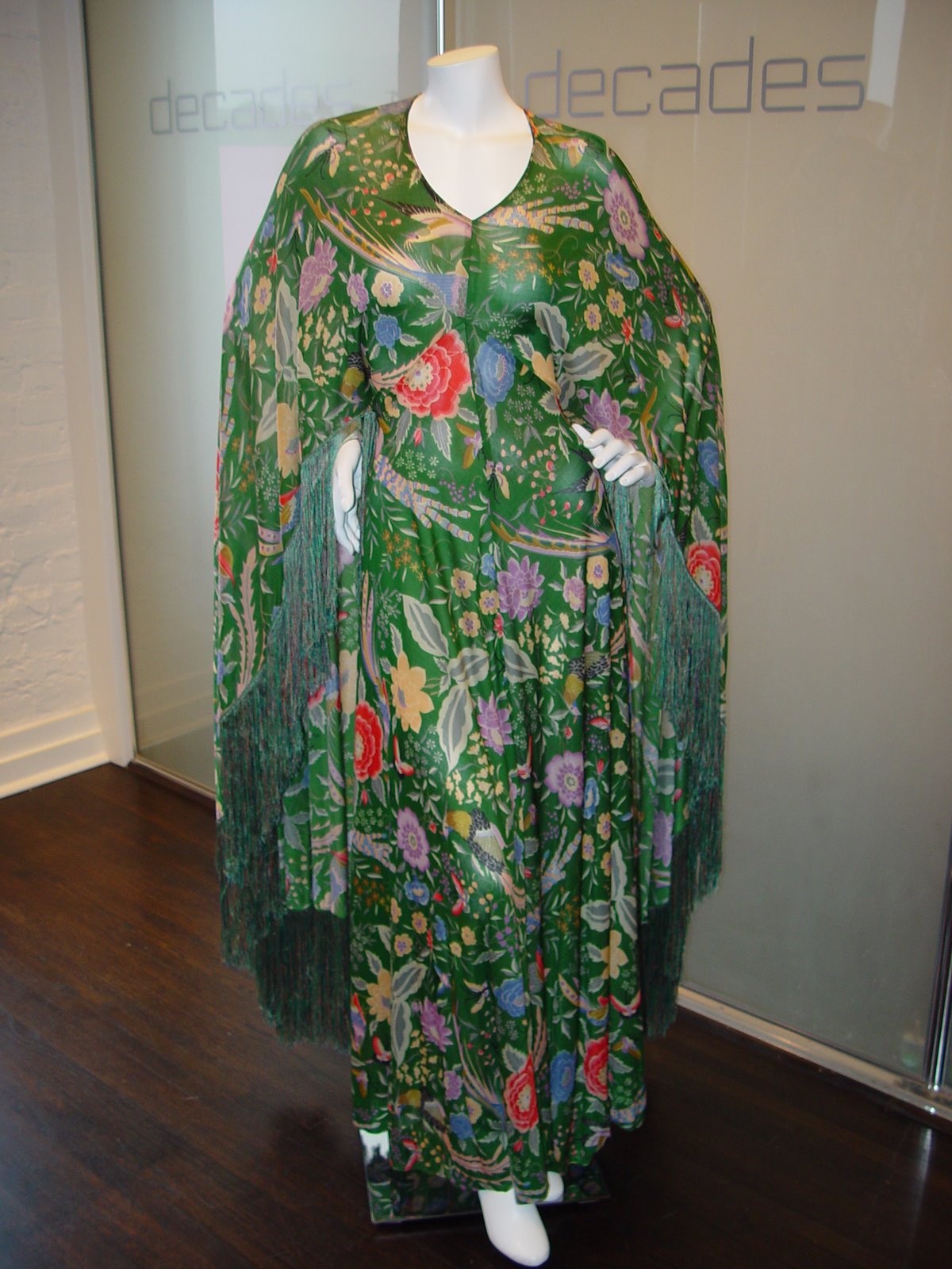 [MISSONI+70S+ICONIC+JERSEY+FLORAL+DRESS+WITH+ATTACHED+FRINGED+CAPE+AND+BELTED+DETAIL.JPG+(1).JPG]
