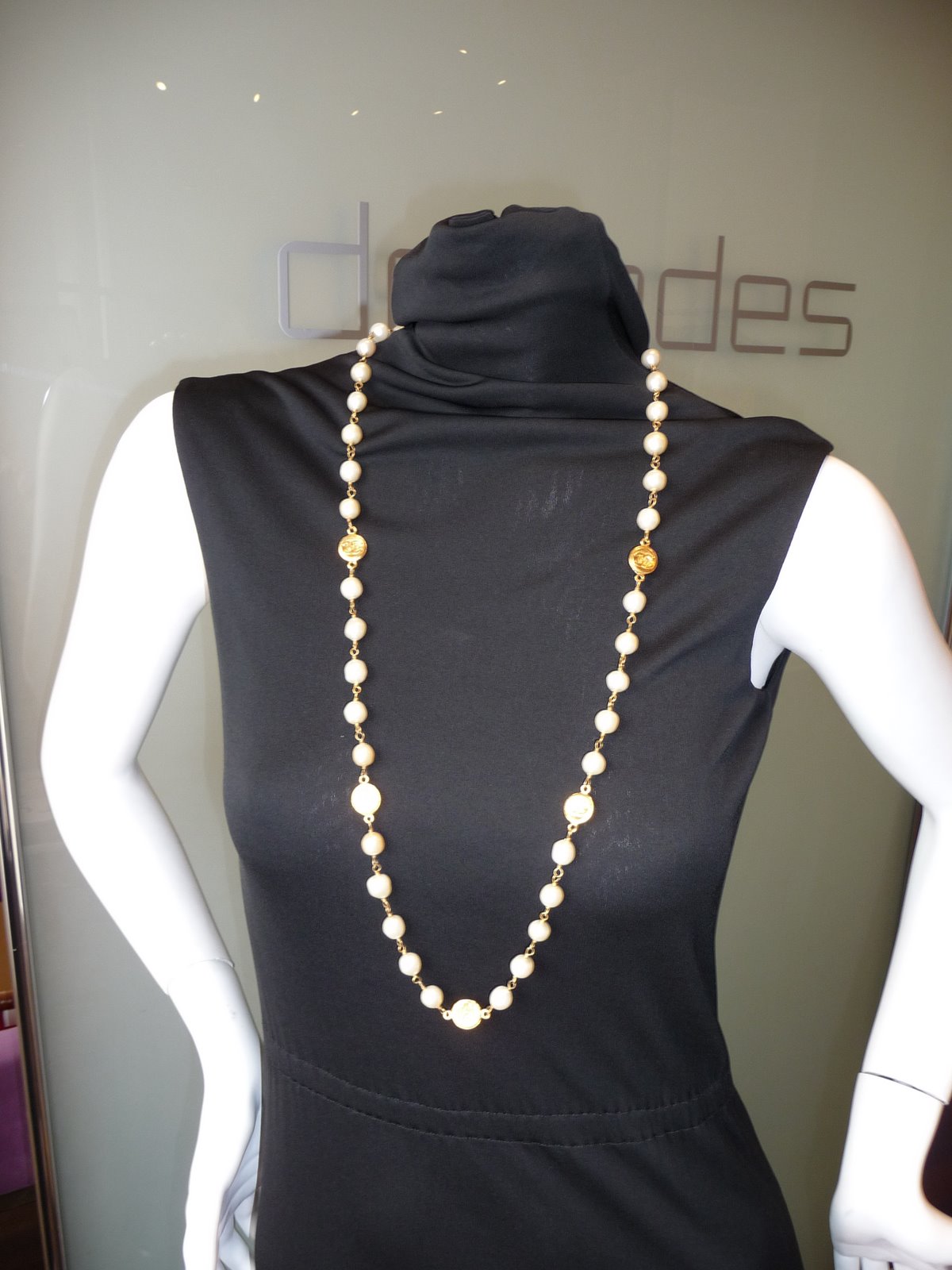 [CHANEL+PEARLS+WITH+CC+BUTTON+36+INCHES.JPG.JPG]